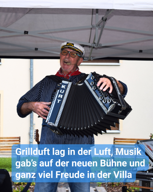 Musikant Kurt mit Schiffermütze und Schifferklavier auf einer kleinen Bühne. Bildbeschriftung: Grillduft lag in der Luft, Musik gab’s auf der neuen Bühne und ganz viel Freude in der Villa