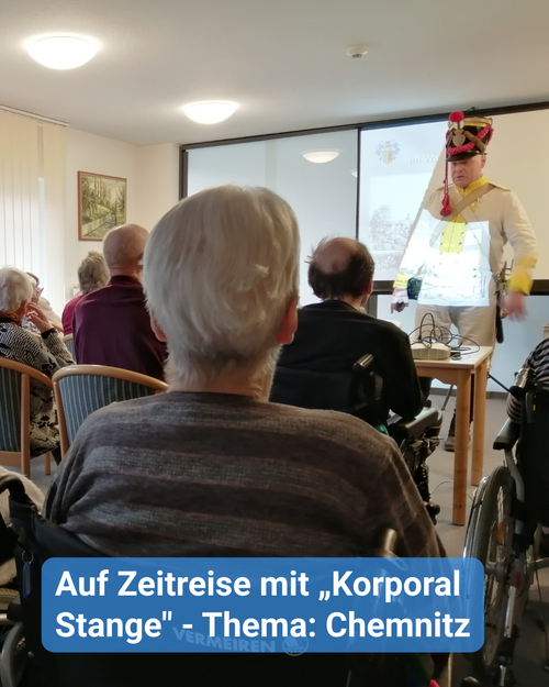 Ein Mann in Militäruniform von früher hält einen Dia-Vortrag vor Seniorinnen und Senioren. Bildbeschriftung: Auf Zeitreise mit „Korporal Stange“ – Thema: Chemnitz