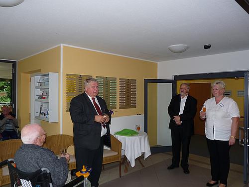 Bürgermeister Friedrich Schlosser, Geschäftsführer Andreas Lasseck und Heimleiterin Heike Braun