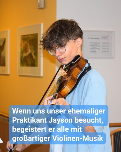Ein Schüler spielt Geige in einer sozialen Einrichtung. Bildbeschriftung: Wenn uns unser ehemaliger Praktikant Jayson besucht, begeistert er alle mit großartiger Violinen-Musik